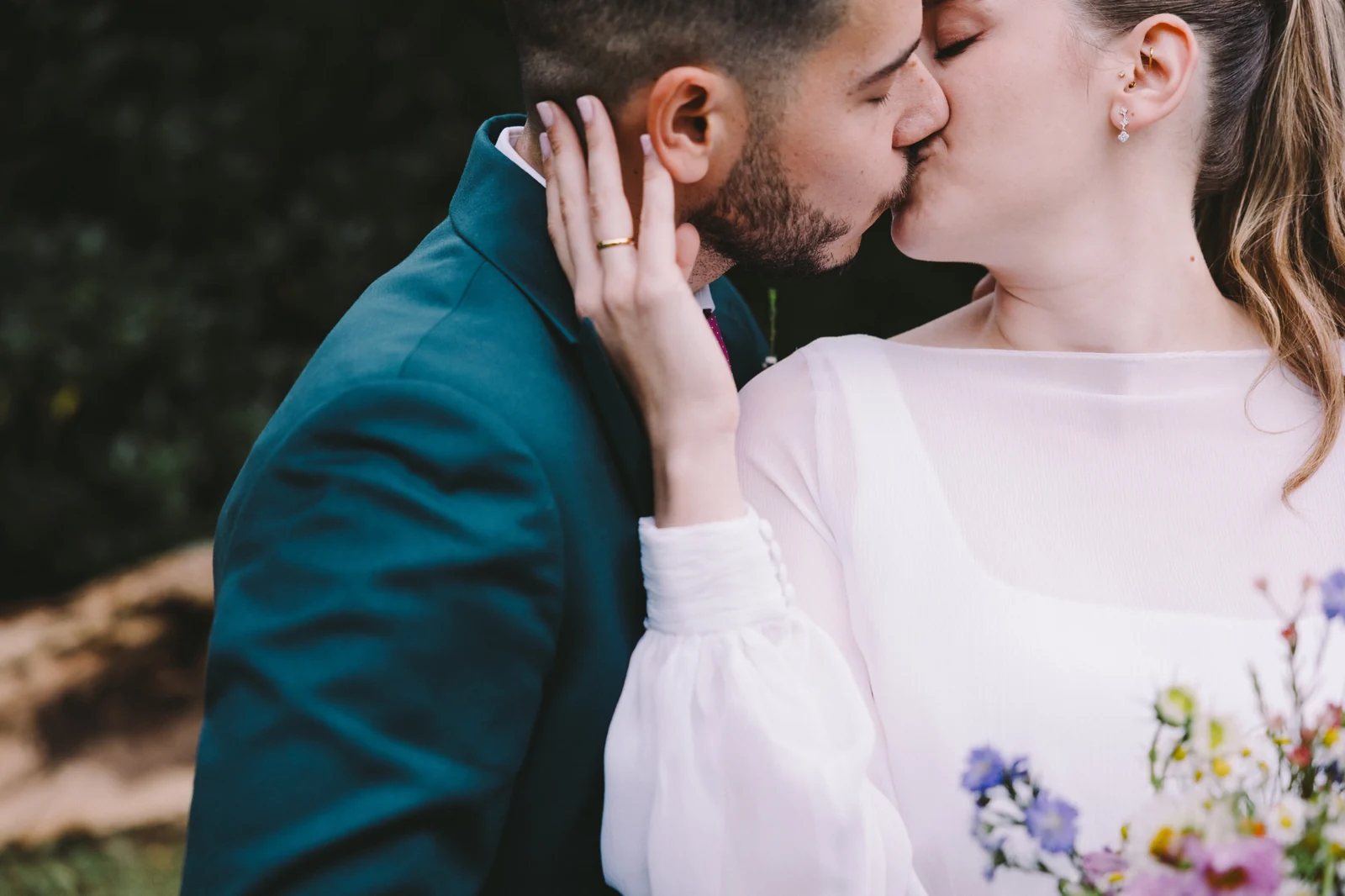 Novios besándose, fotografía de boda en Galicia