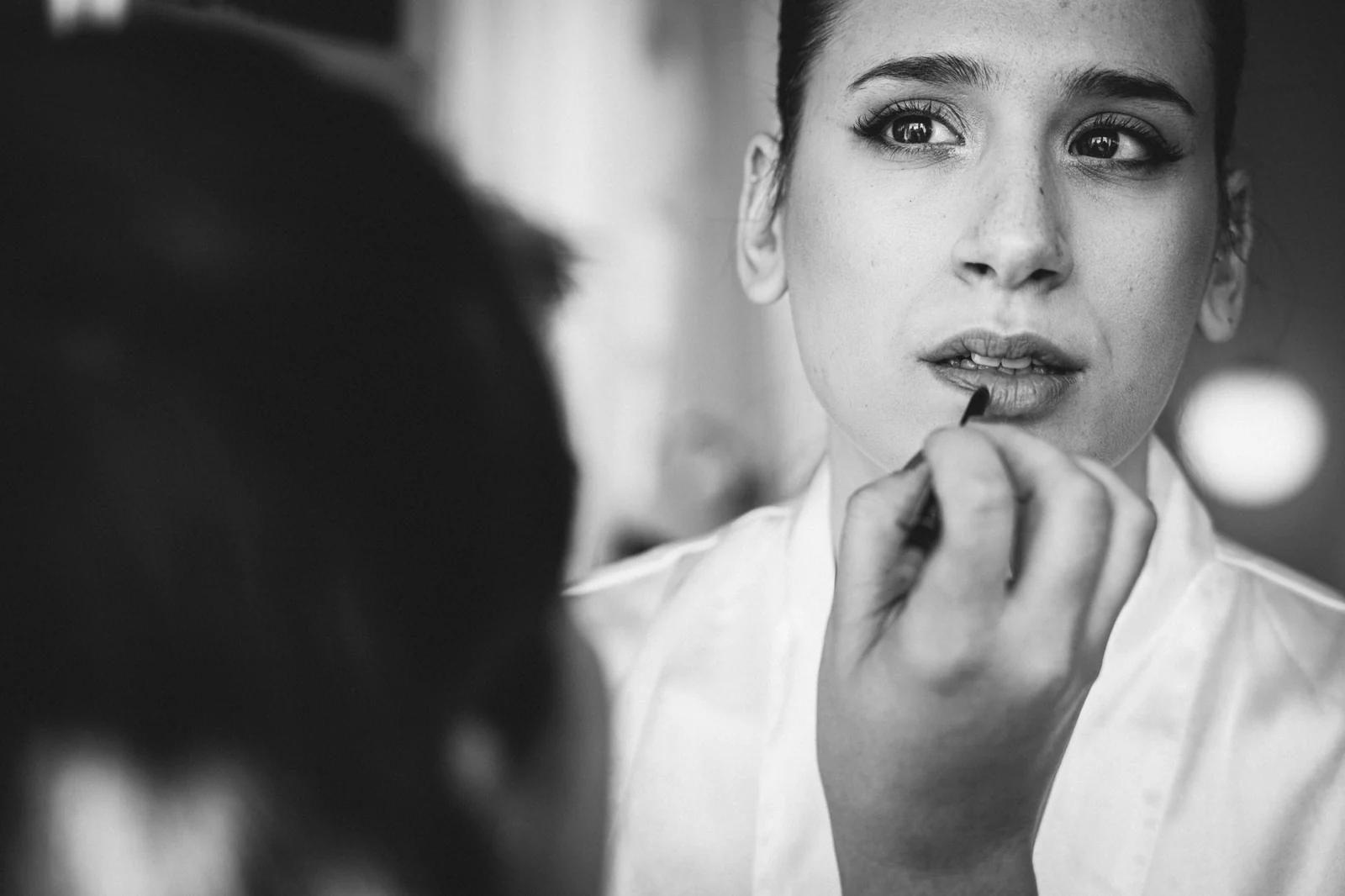 Retrato de la novia en blanco y negro durante los preparativos