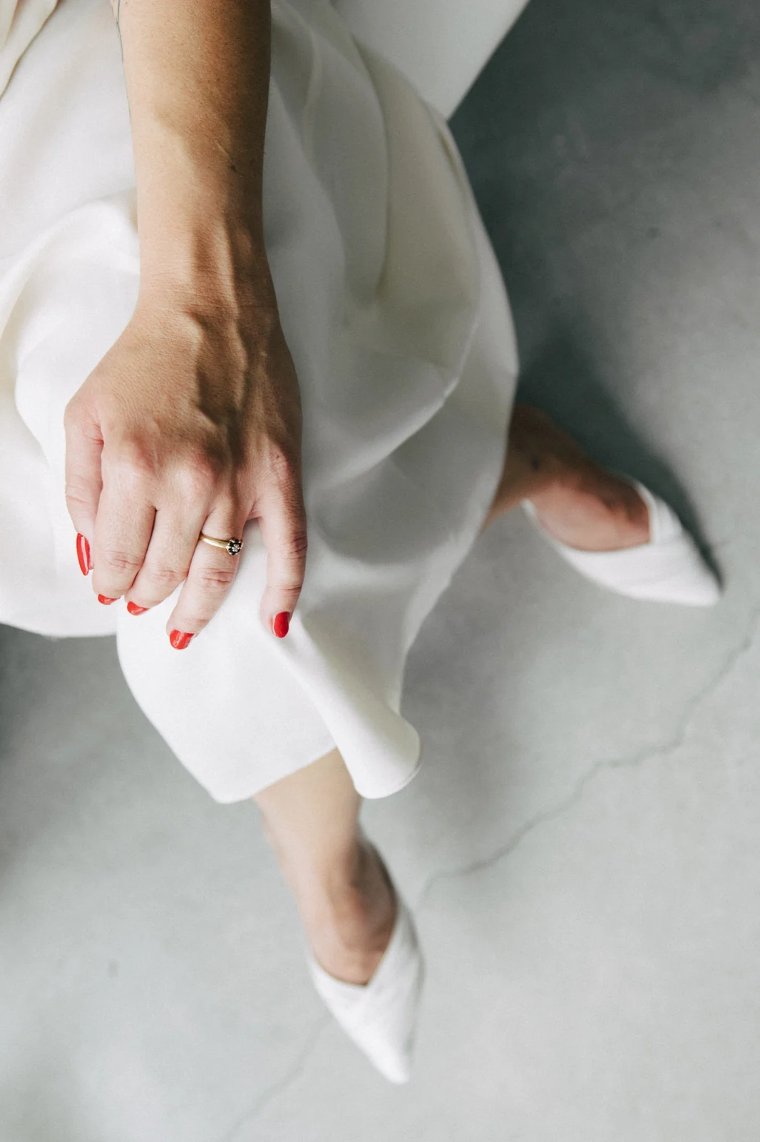 Detalle de los zapatos y el vestido de la novia