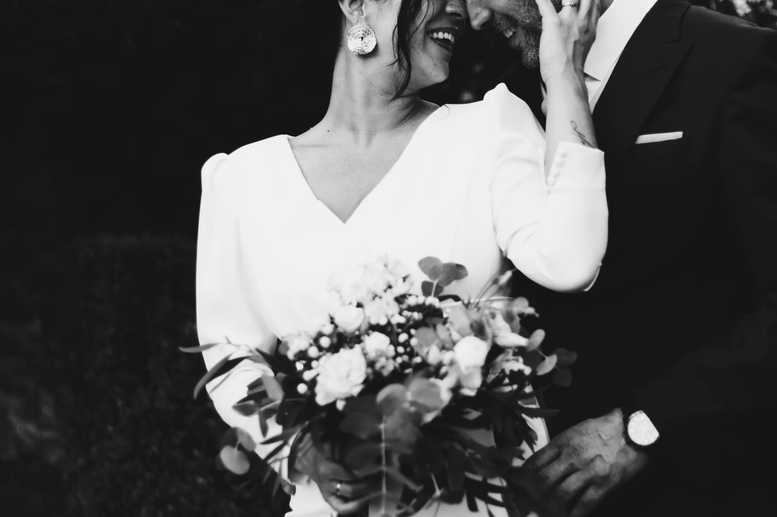Retrato de la novia en blanco y negro durante la ceremonia