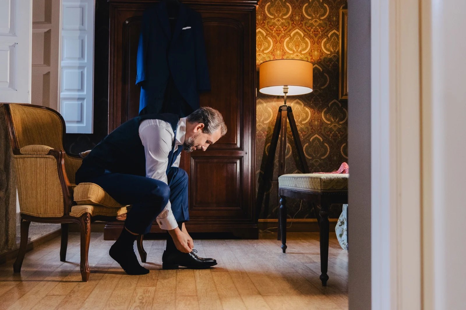 Preparativos del novio en el hotel