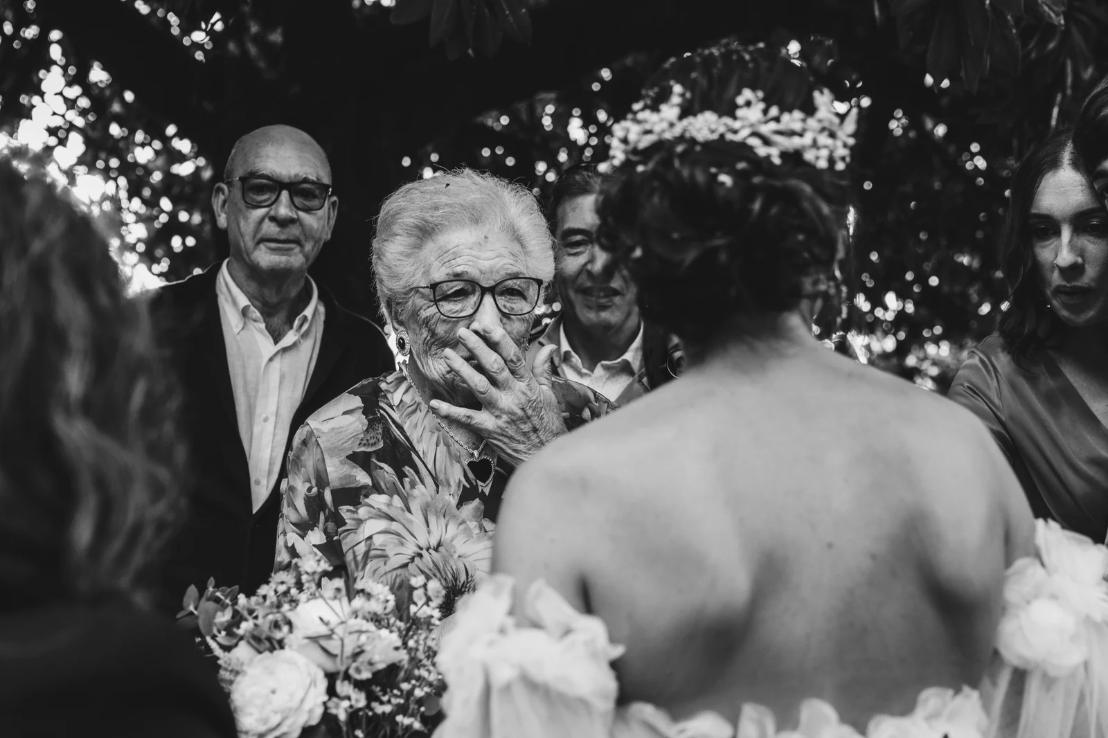 Emoción de los invitados durante la ceremonia, blanco y negro