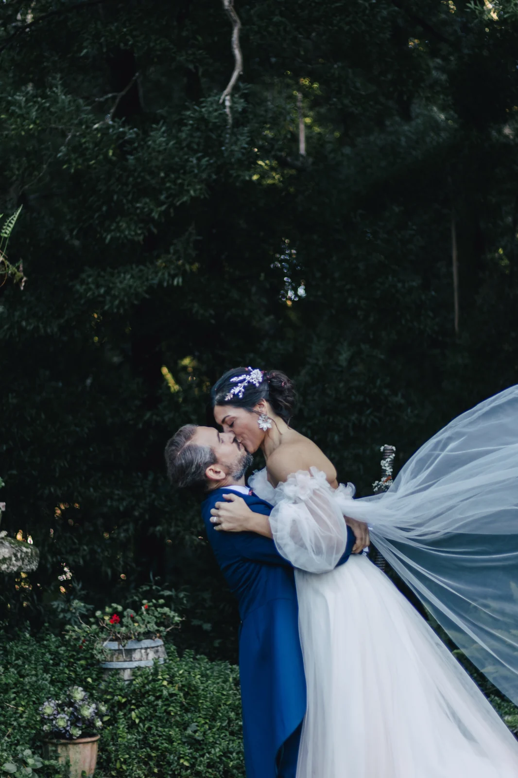 Novios abrazados en exteriores