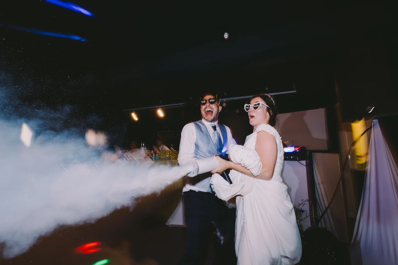Baile de los novios con humo y luces