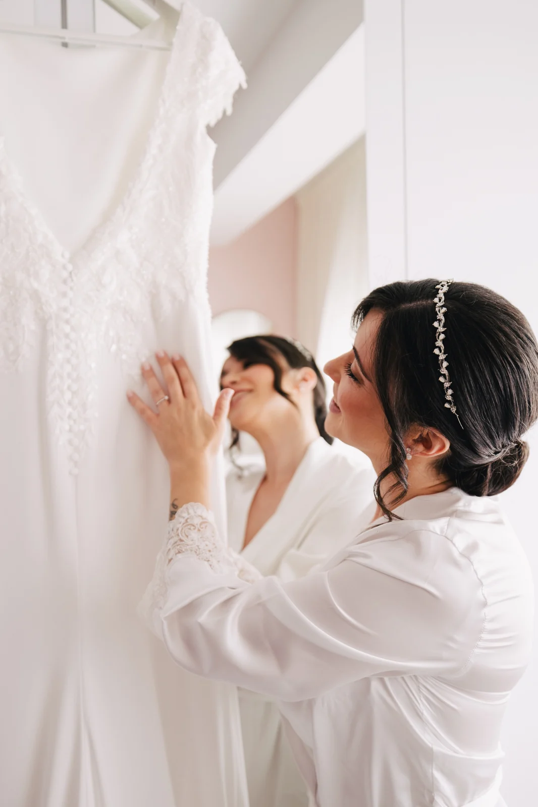 Preparativos de la novia junto a la ventana