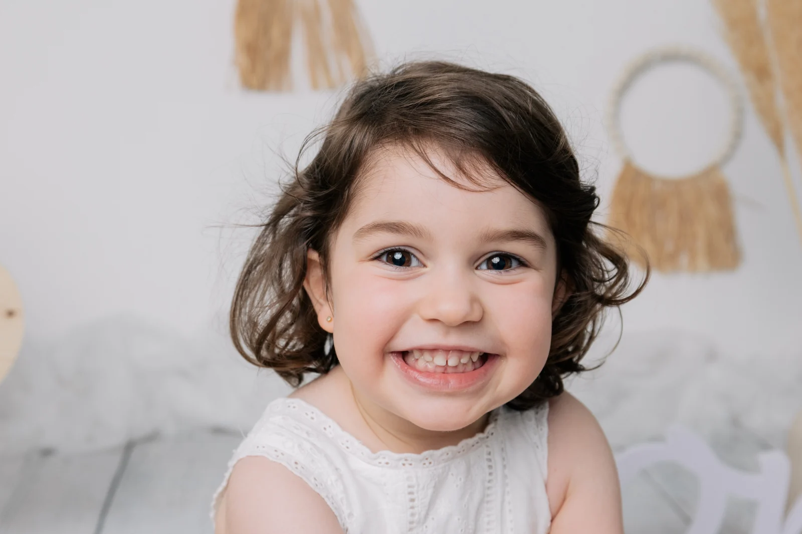 Niña riendo en sesión infantil en estudio