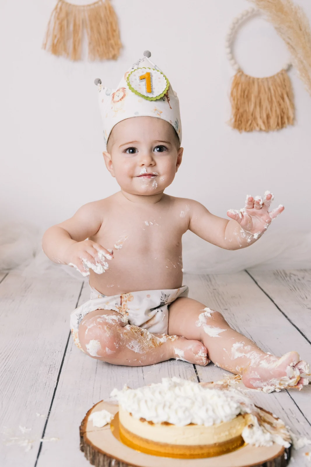 Smash cake: bebé con tarta en sesión de primer cumpleaños