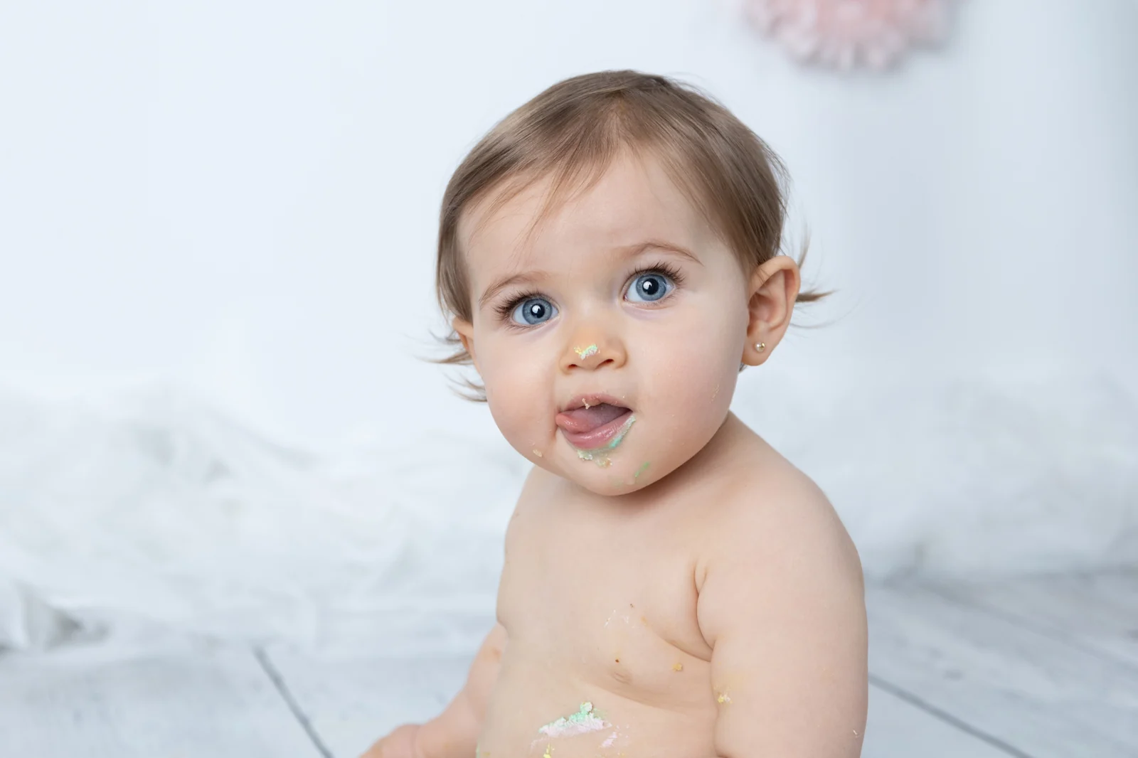 Retrato de bebé de un año en estudio