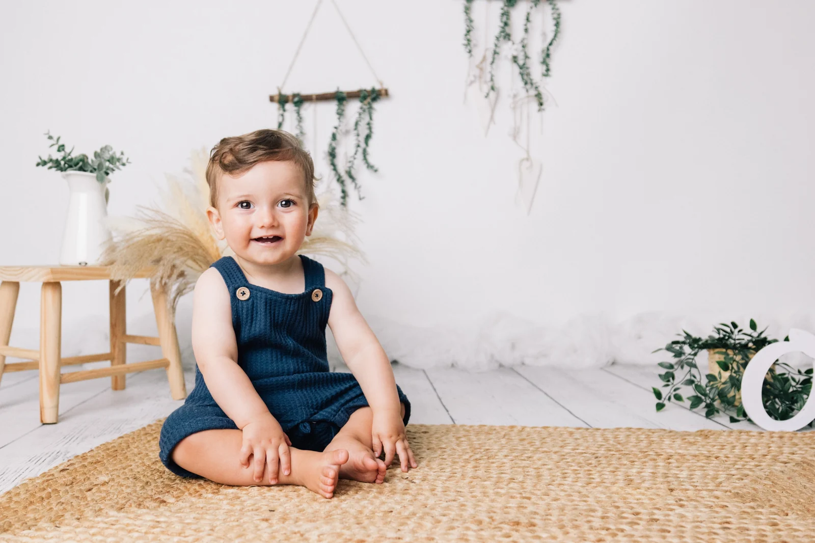 Niño de un año sentado en decorado boho, sesión de cumpleaños en A Coruña