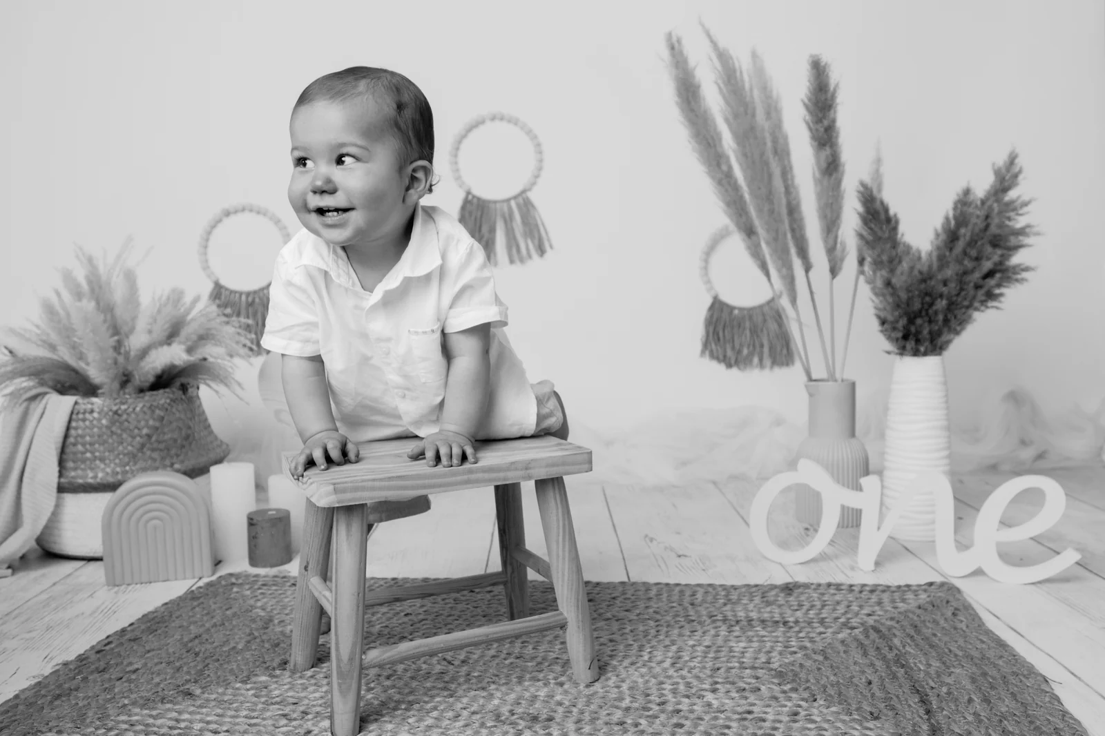 Sesión infantil en blanco y negro en estudio