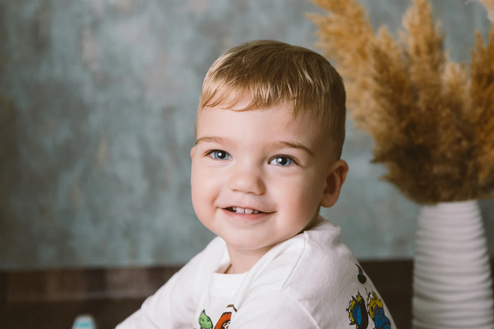 Retrato de niño sonriendo en sesión de cumpleaños