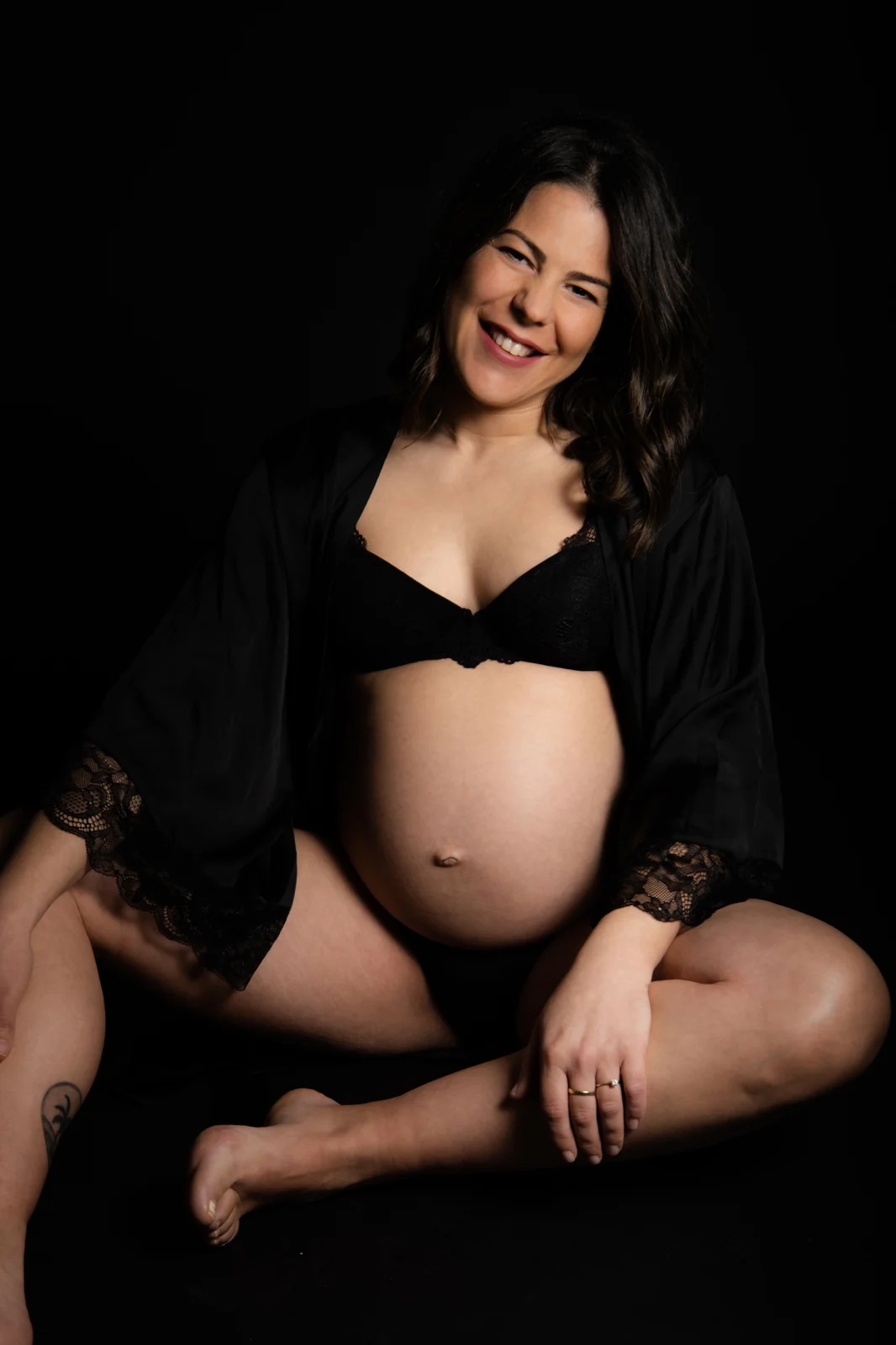 Sesión premamá en estudio con fondo negro