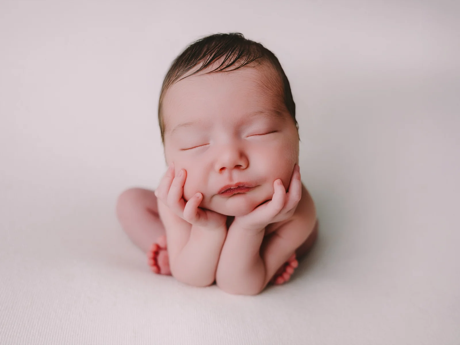 Bebé recién nacido dormido en sesión newborn en estudio en O Burgo, A Coruña